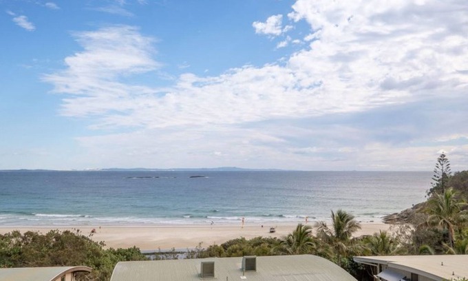 Point Lookout House | Claytons 9 | 5 bedroom, 2 bathroom. Beach front. Waiting for you and your mob!