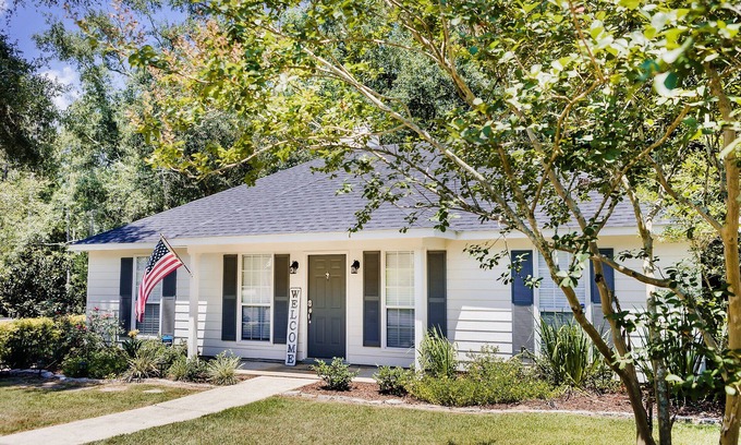 Daphne House | CLEAN and COMFY 3br/2ba home in Daphne, Near I-10, Mobile, Fairhope, Beaches!