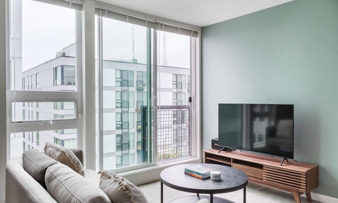 Mann Apartment | Clean Central District Studio w/Theater, Gym & Lounge, by Blueground