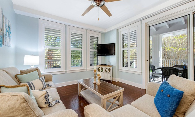 Baytowne Wharf Condo | Clean, waterfront condo w/picture-perfect sunrises & shared pool/hot tub