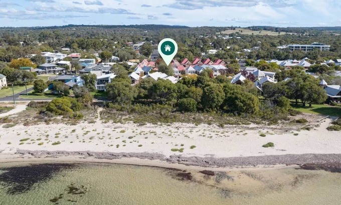Dunsborough House | Clearwater Cosy Comforts Steps from the Beach