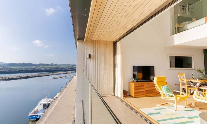 Hayle House | Clearwater House - sleeps 6 guests in 3 bedrooms