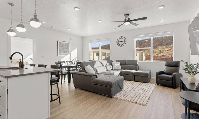 St. George Condo | Cliff Side Retreat: Resort Indoor/Outdoor Pool, Basketball + Pickleball