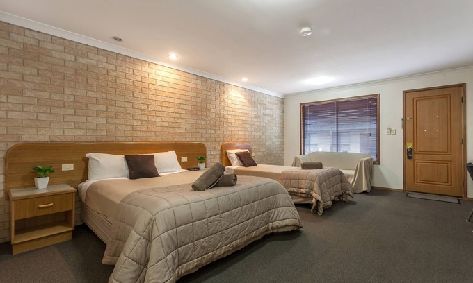 Harristown Hotel | Clifford Gardens Motor Inn