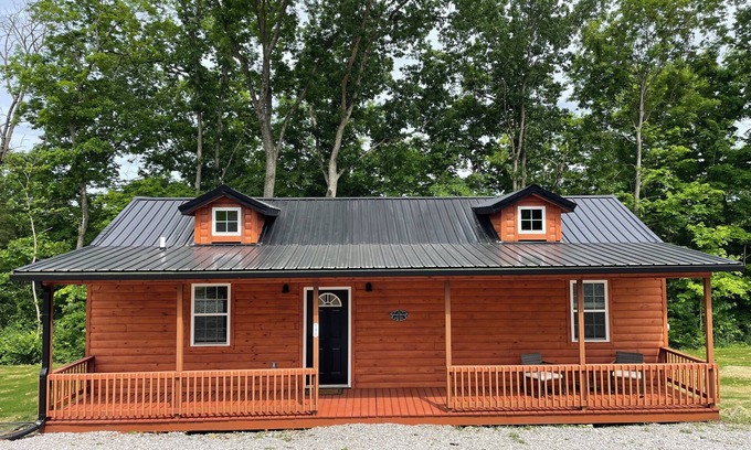 Somerset Cabin | Cliffside Hideaway-New custom cabin, 3 boat ramps, walk to 5 restaurants/bars
