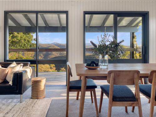 Wentworth Falls Ski Chalet | Clifftop cottage escape with breathtaking views