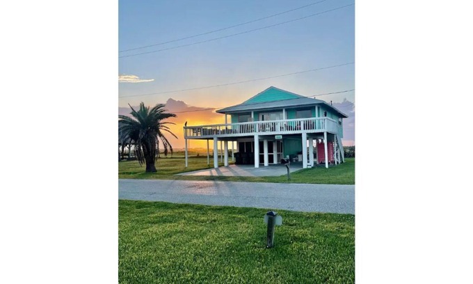 Bermuda Beach House | Close to All Things Beachy! Ocean View!