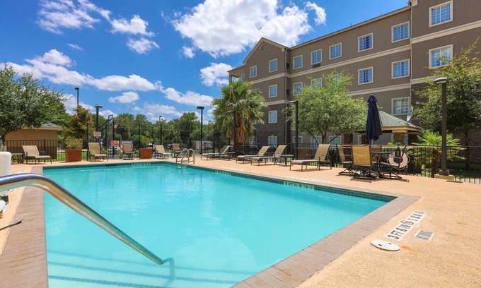 Montopolis Condo | Close to Austin Airport | Free Breakfast + Outdoor Pool + Free Wi-Fi
