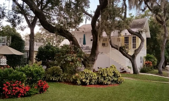Tarpon Springs Apartment | Close to Beach and Tarpon Springs Sponge Docks. Cottage on Spring Bayou