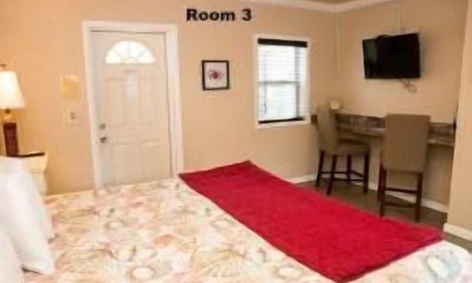 Holmes Beach Hotel | Close to Beach @ "Haley's Couples Retreat" with King bed. #3