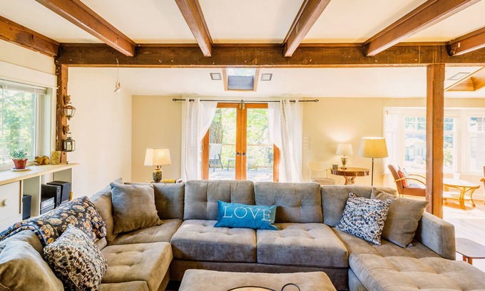 Eugene House | Close To Campus, 2 BR Home With Abundant Charm- Clean!