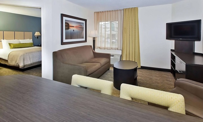 Ashley Oaks House | Close to Concord Park! Pet-friendly Suite with Private Kitchen! Parking, Gazebo!