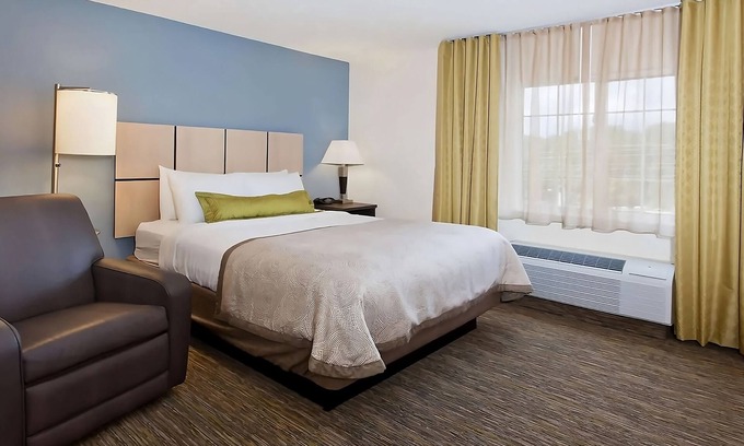 Ashley Oaks Hotel | Close to Concord Park! Pet-friendly Suite with Private Kitchen! Parking, Gazebo!
