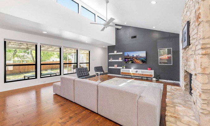 Oak Forest House | Close to Domain,DT,Shopping | Chic & Serene | 3BR