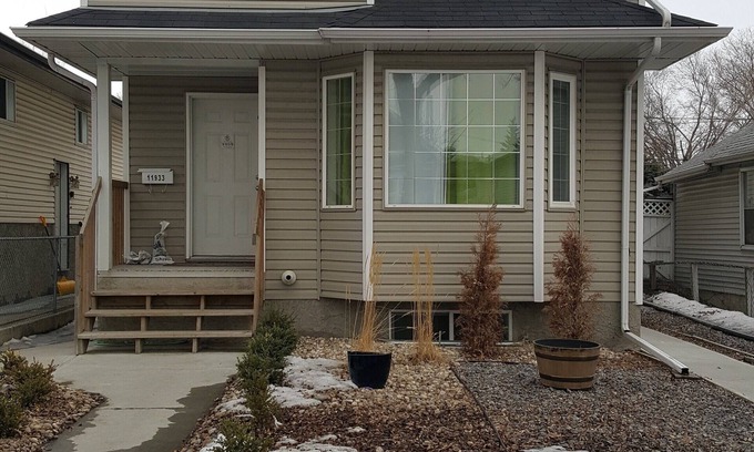 North Central Edmonton House | Close to Downtown. 5bedrms with 2 full kitchen and 2 laundry facilities