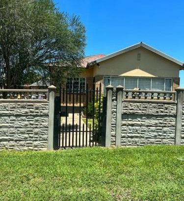 Ladysmith House | Close to everything yet Private!