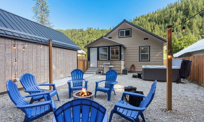 Wallace House | Close to Hiawatha Tr. and Skiing w/HOT TUB