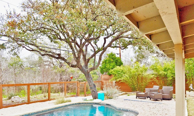 West Oak Hill House | CLOSE TO IT ALL w/POOL -10 min downtown-15 to airport.