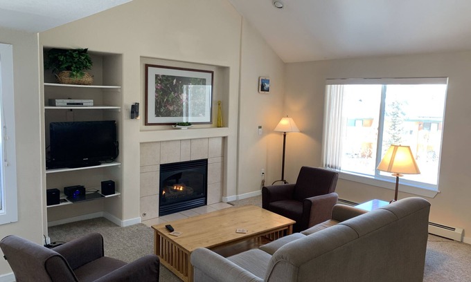 Summit Cove Condo | Close to Keystone, A-Basin, Copper and Breckenridge w/hot tub + pool - sleeps 8!