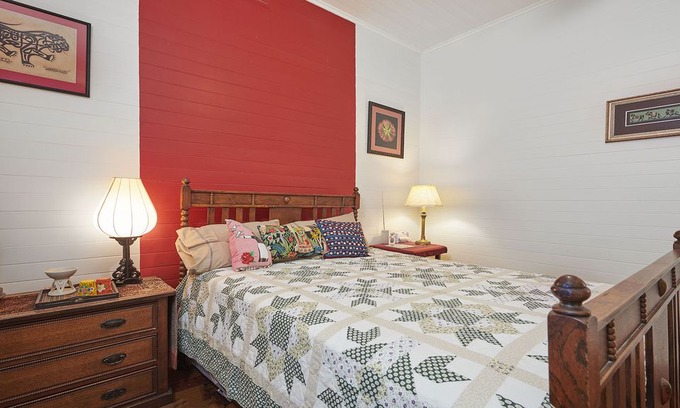 Mullumbimby House | Close to Mullumbimby town centre and in a quiet picturesque neighbourhood.
