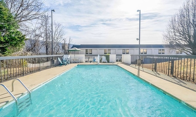 Lookout Valley Neighborhood Association Hotel | Close to Rock City! Have Fun in the Pool, Free Parking, Pets Allowed!