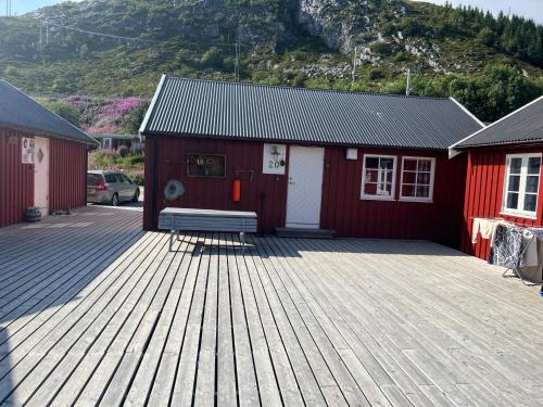 Vestvagøy Apartment | Close to sea, central, rent a boat, mountain hike, wifi, free parking
