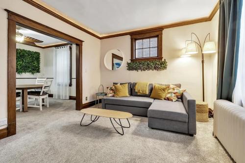 Niagara Falls House | Close to the Falls Hot Tub Easy Checkout Parking