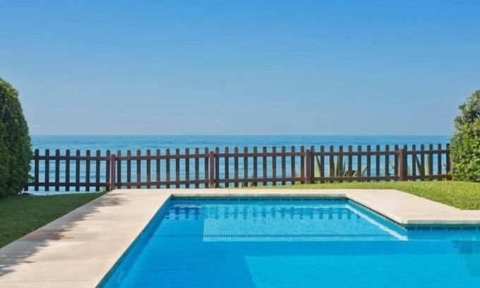 Carib Playa Cottage | Closer to the sea & you'd be in it - 3 BED House