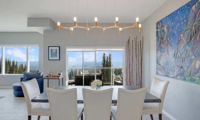 Silver Star Mountain Hotel | Closest to the Gondola – Spacious 3-Bedroom Property w/Hot Tub, Ski-In/Ski-Out & Stunning Views