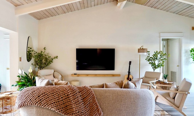 West Palm Beach House | CloseTo Downtown- Cold Plunge -Mini Golf- Sleeps 10- Floor to Ceiling Windows