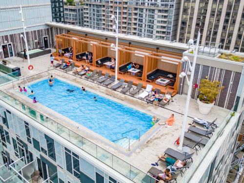 Toronto Entertainment District House | CN Tower View 2 Bed Home Near Rogers Centre, Scotiabank, MTCC