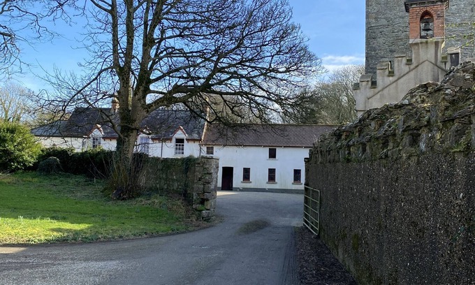 Tomhaggard House | Coach house sleeping 8 in historic yard near gorgeous beaches .