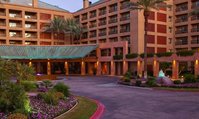 Indian Wells Resort | Coachella close with modern guest rooms, private balconies and scenic views.
