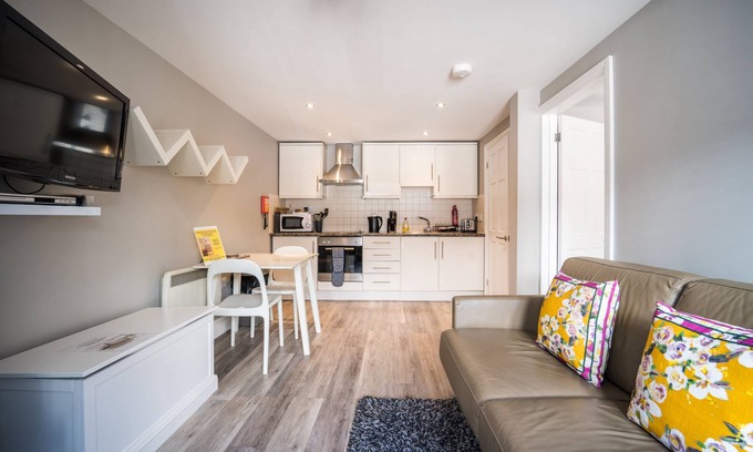 Torquay City Centre Cottage | Coaching mews just a few steps from harbour and town centre in quiet cul de sac - 1 bed ground floor