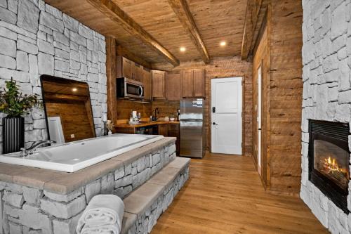 Endion Hotel | Coachmans Luxury Suite w Jacuzzi Fireplace