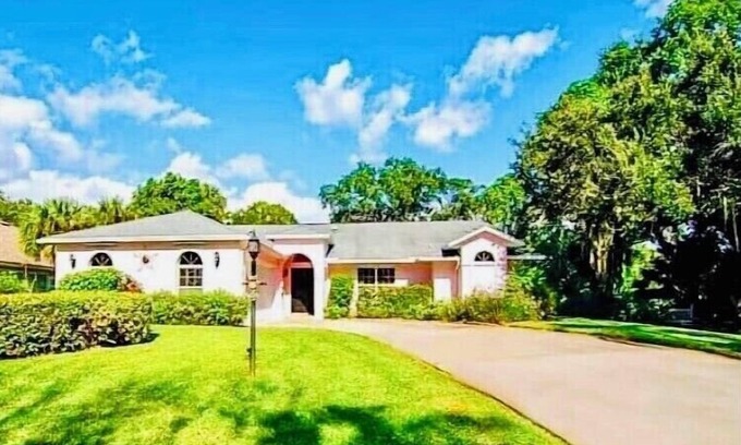 Florida Ridge House | ☀️🌴COASTAL BEAUTIFUL Pool Home (1800 Sq/ft) All to Yourself! *