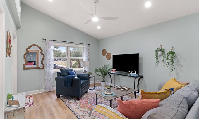 Brunswick House | Coastal Bungalow RIGHT in Downtown