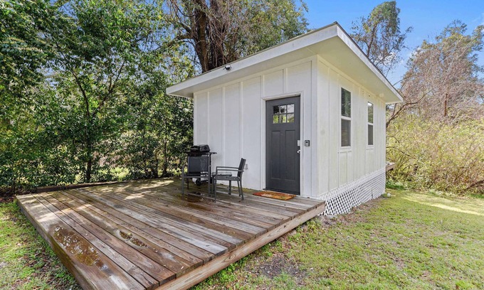 Gulfport Apartment | Coastal Cabana Studio - Close to beach and Mississippi City