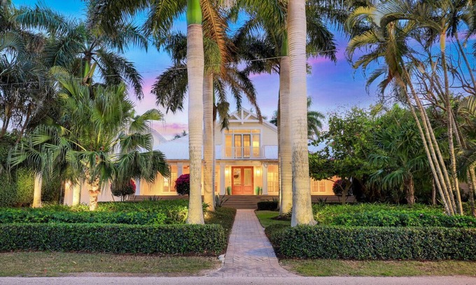 Old Naples House | Coastal Chalet in Olde Naples! Steps to the beach!