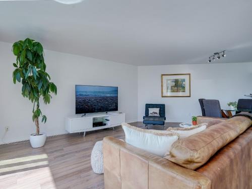 Inner Harbour Apartment | Coastal Charm - min 3-Day Stay Breathtaking Views with Work Desk by Victoria Prime!