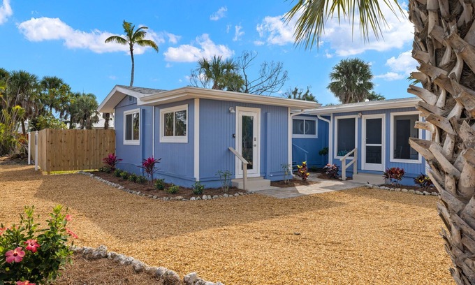 Gulf Ridge Cottage | Coastal Chic Cottage "Sandpiper" minutes to the beach! Free bikes