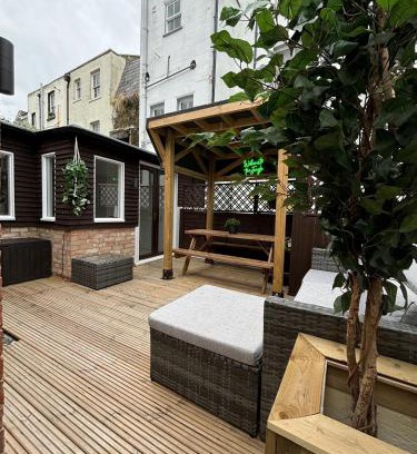 Margate Cabin | Coastal Comfort Seaside Cabin with Spacious Garden