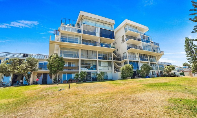 Scarborough Apartment | Coastal Convenience – 2BR 50m To The Beach!