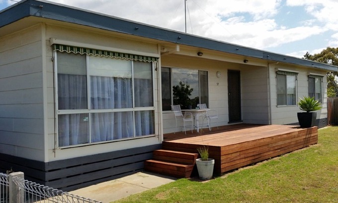 St Leonards House | Coastal Cottage - Cosy cottage only 1.5 km from St Leonards beach and town centre.