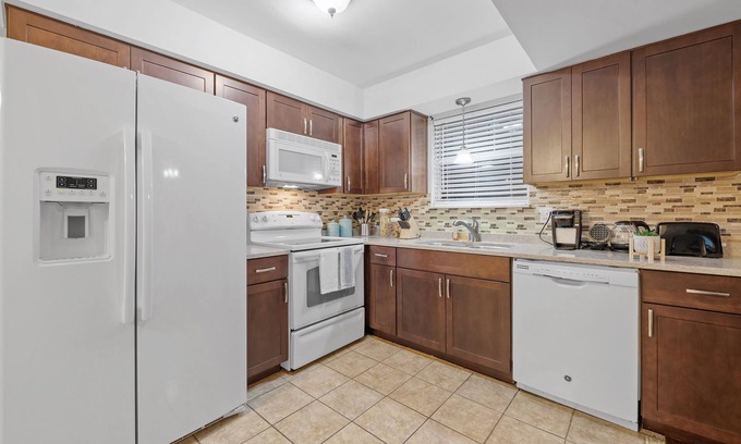 Norfolk - Virginia Beach House | Coastal COZY 4BR Home Central to VB Attractions! - 30 Night Min.