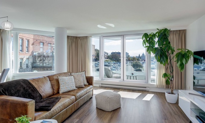 Downtown Victoria Apartment | Coastal Duet – Breathtaking Views with Work Desk by Victoria Prime!