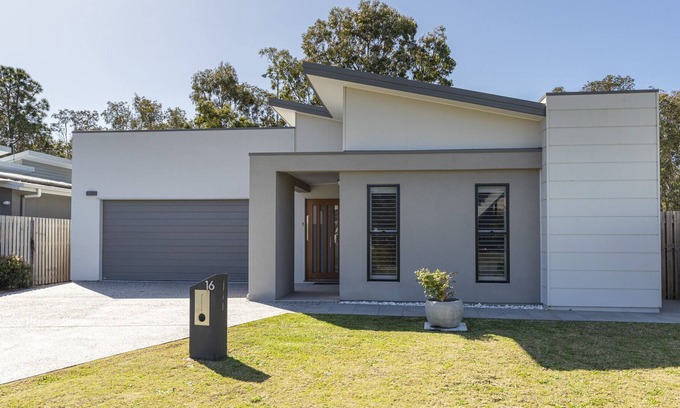 Mudjimba House | Coastal Family-sized Getaway, Close to Everything