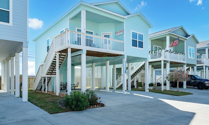 Rockport House | Coastal Getaway w/Community Pool + Fishing Nearby