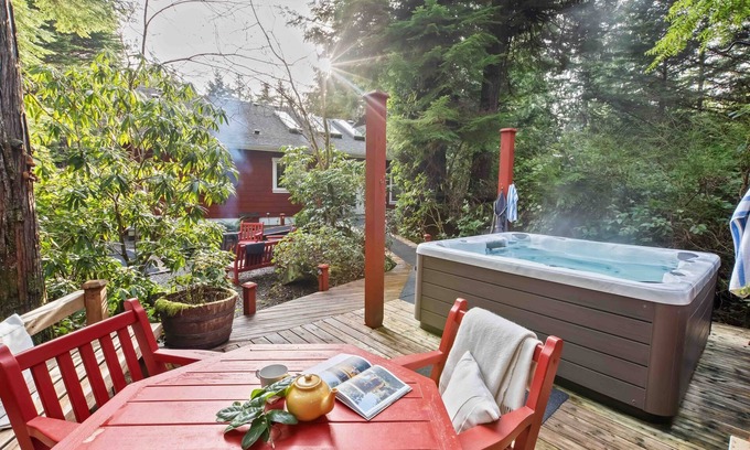 Tofino House | Coastal Haven-Steps from beach, Hot tub, Piano, BBQ