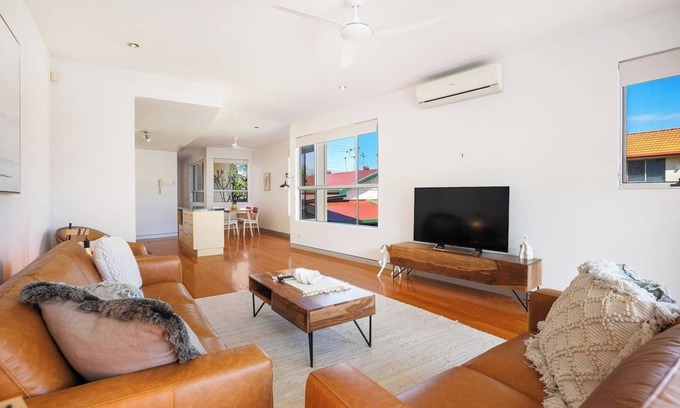 Coolangatta House | Coastal Home: Steps to Coolangatta Beach w balcony